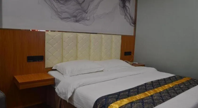 Bed in GreenTree Inn Chongqing Longhu Times Tianjie Xietaizi Metro Station