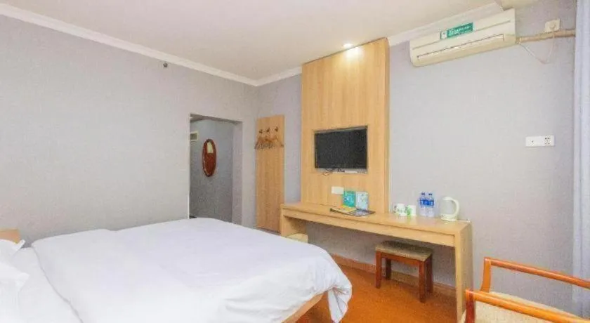 Bed in GreenTree Inn Chongqing Longhu Times Tianjie Xietaizi Metro Station