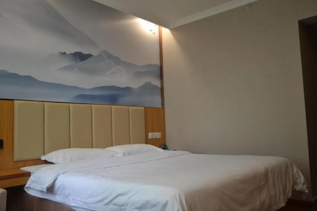 Bed in GreenTree Inn Chongqing Longhu Times Tianjie Xietaizi Metro Station