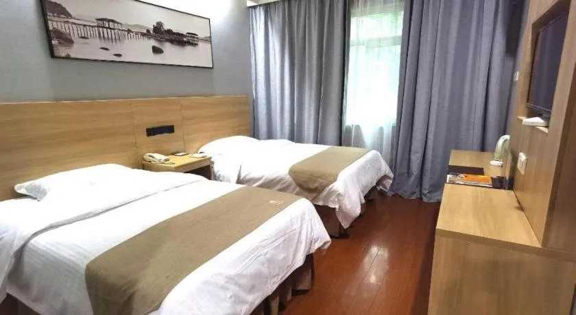 Bed in GreenTree Inn Chongqing Longhu Times Tianjie Xietaizi Metro Station