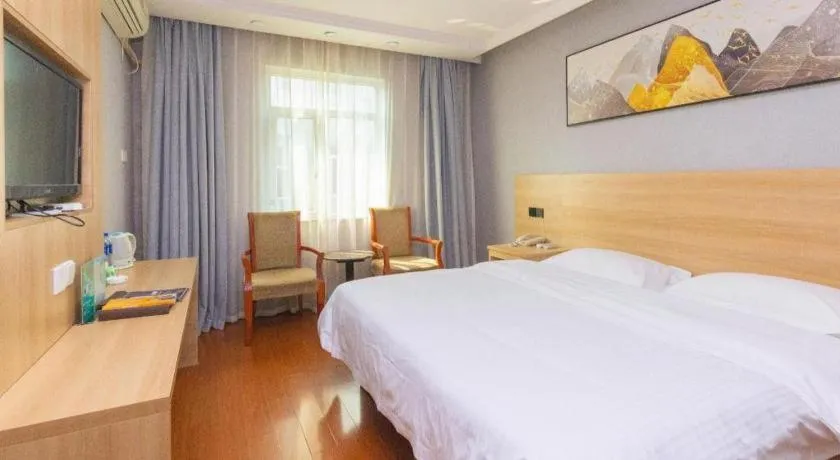 Bed in GreenTree Inn Chongqing Longhu Times Tianjie Xietaizi Metro Station