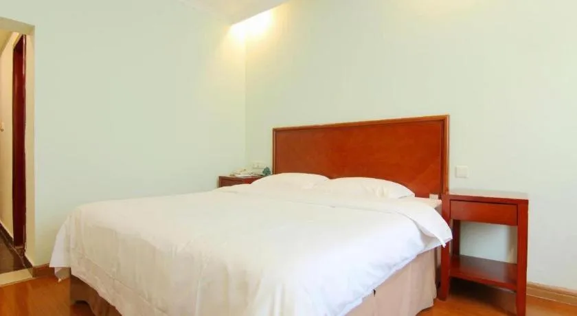 Bed in GreenTree Inn Chongqing Longhu Times Tianjie Xietaizi Metro Station