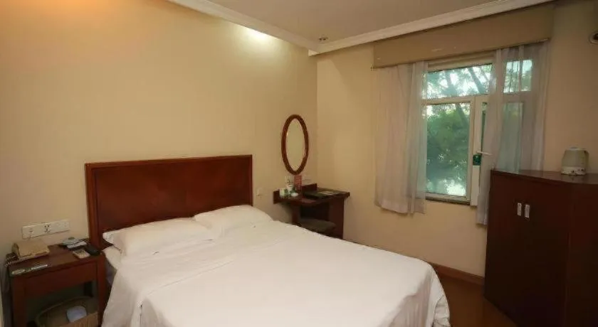 Bed in GreenTree Inn Chongqing Longhu Times Tianjie Xietaizi Metro Station