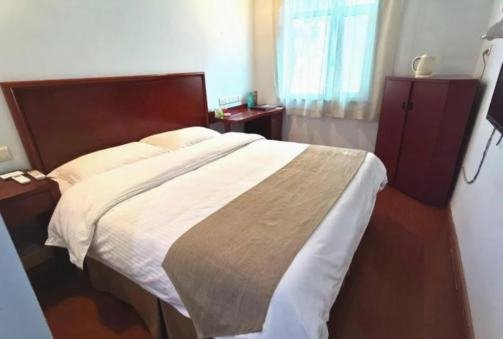 Bed in GreenTree Inn Chongqing Longhu Times Tianjie Xietaizi Metro Station