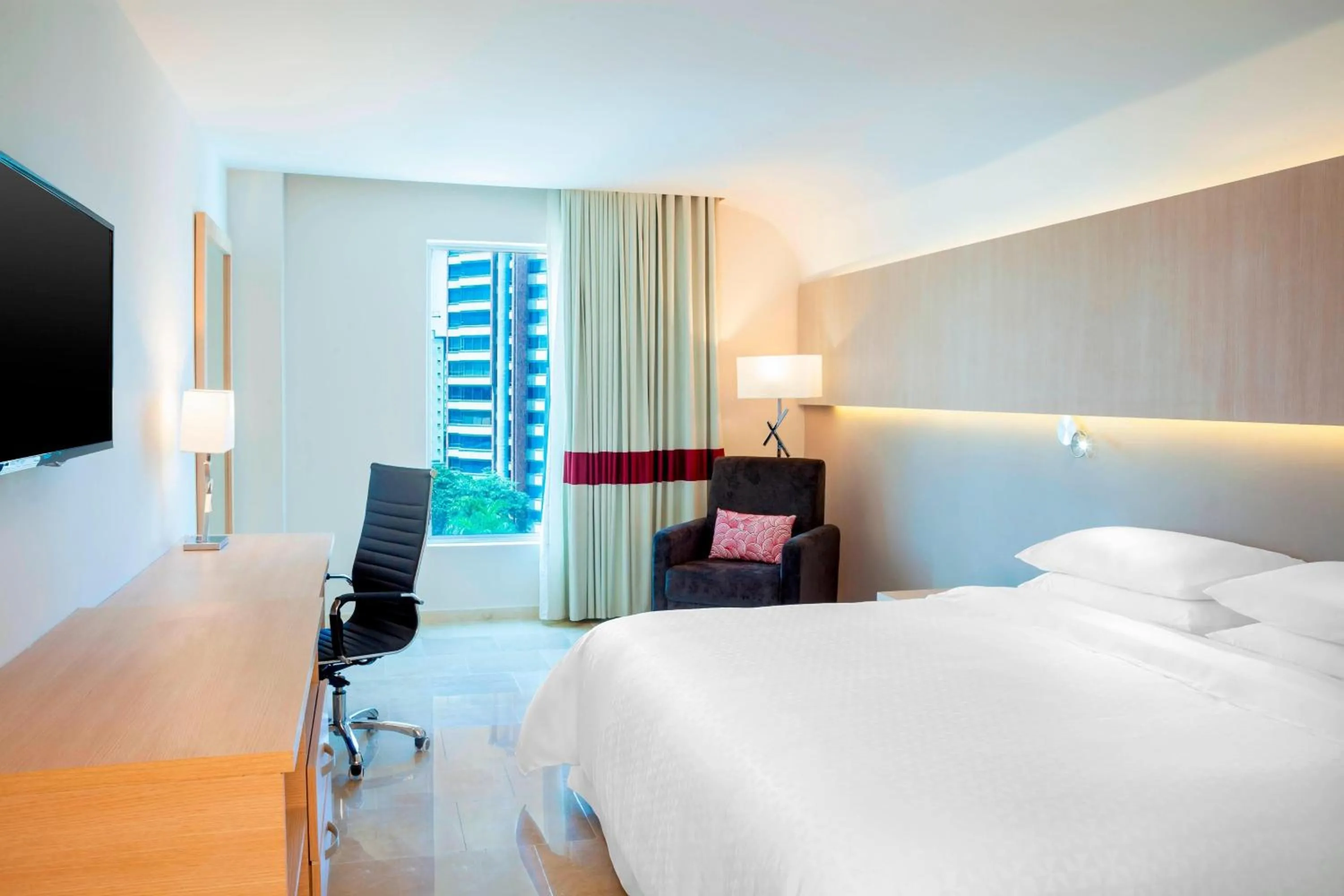 Photo of the whole room, Bed in Four Points by Sheraton Barranquilla