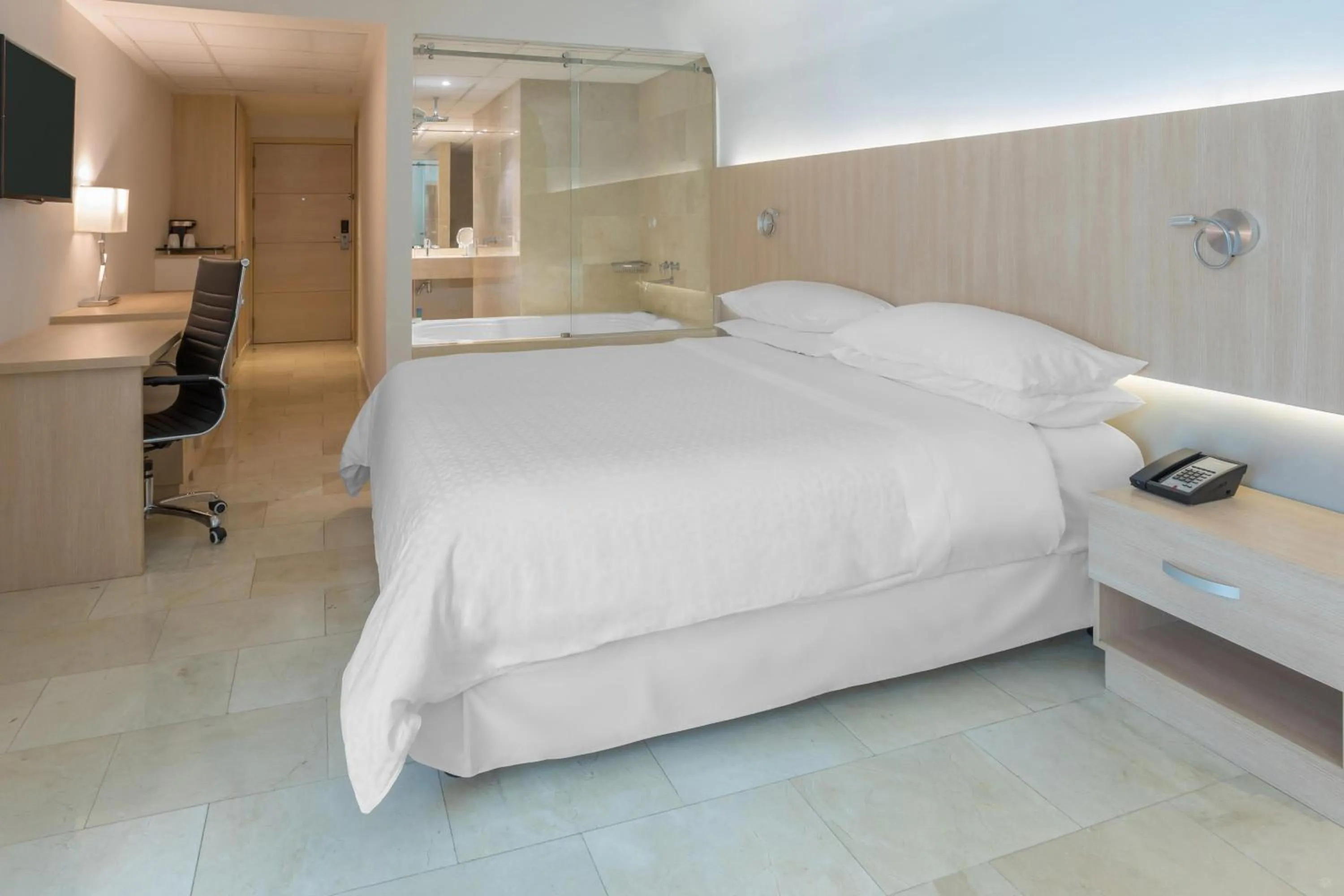 Photo of the whole room, Bed in Four Points by Sheraton Barranquilla