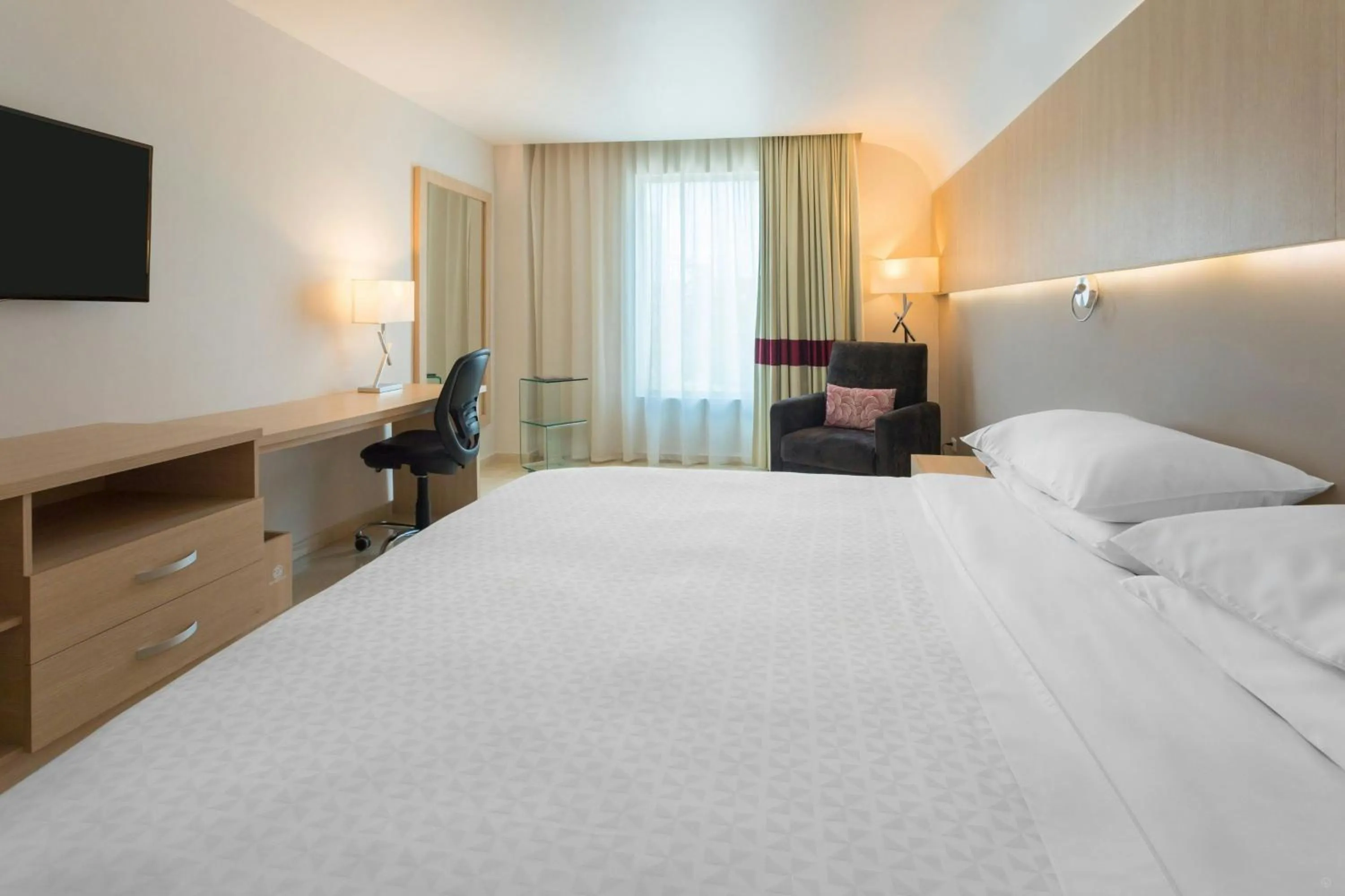 Photo of the whole room, Bed in Four Points by Sheraton Barranquilla