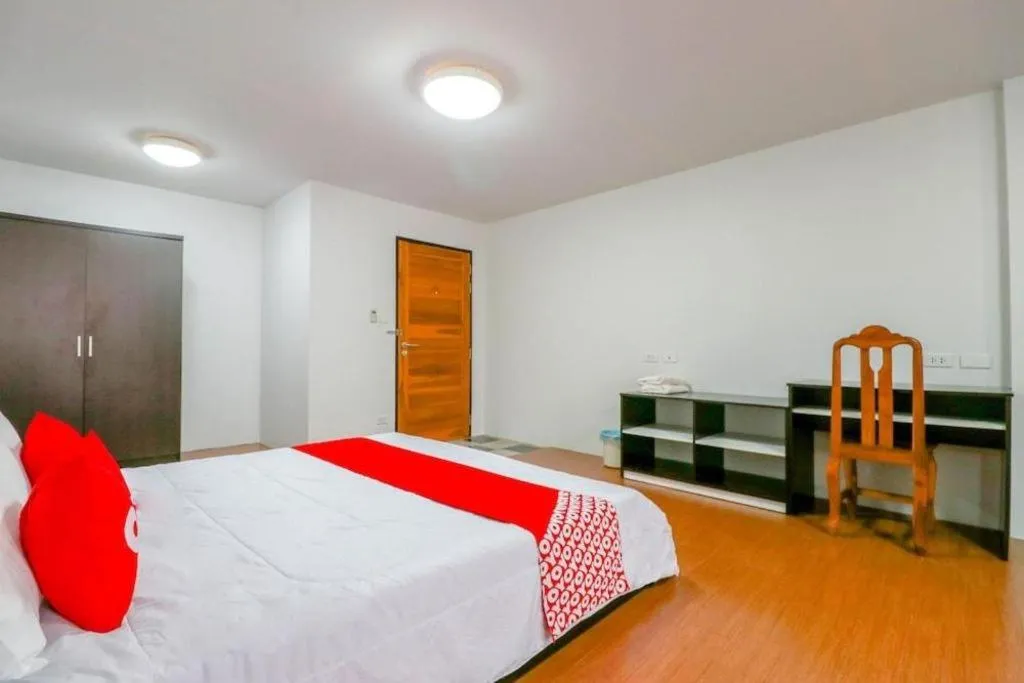 Bed in OYO 935 The Palm Apartment