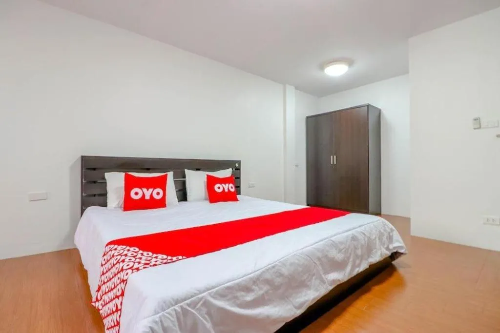 Bed in OYO 935 The Palm Apartment