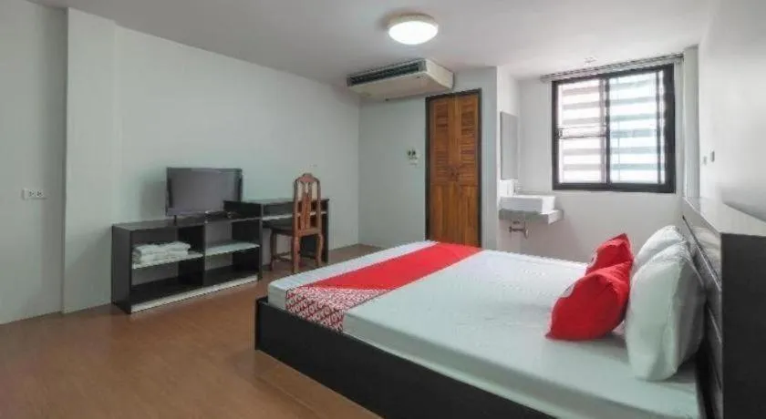 Bed in OYO 935 The Palm Apartment