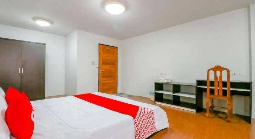 Bed in OYO 935 The Palm Apartment