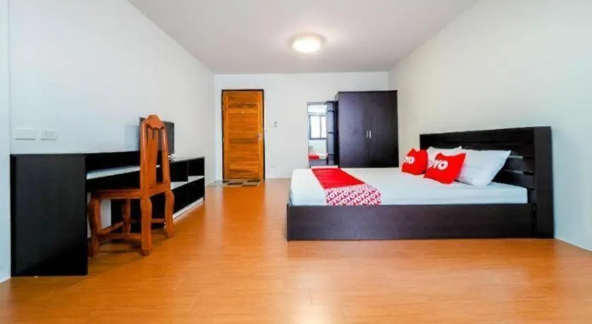 Bed in OYO 935 The Palm Apartment