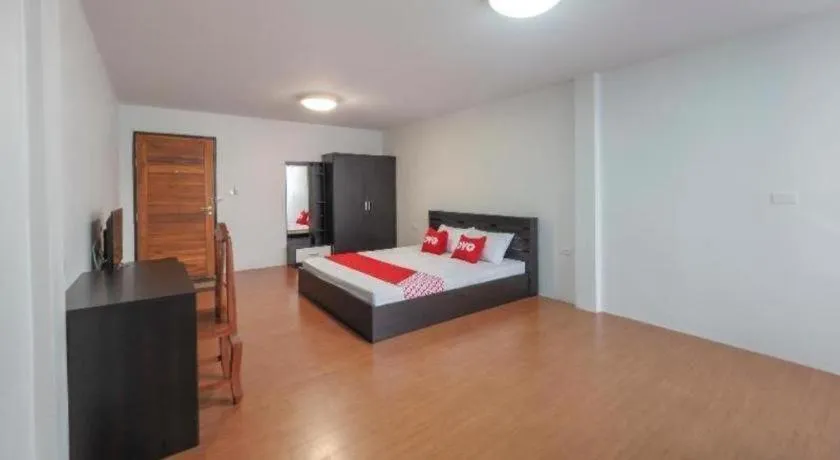 Bed in OYO 935 The Palm Apartment