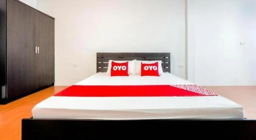 Bed in OYO 935 The Palm Apartment