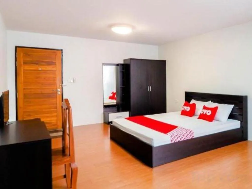 Bed in OYO 935 The Palm Apartment