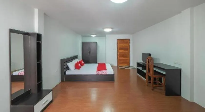 Bed in OYO 935 The Palm Apartment