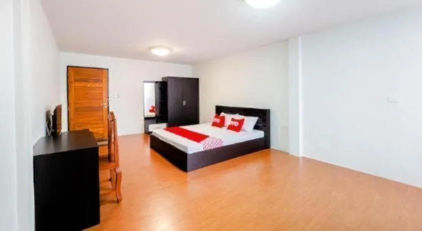 Bed in OYO 935 The Palm Apartment