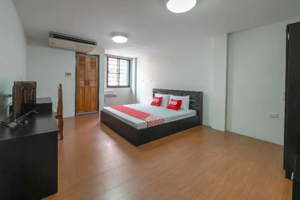 Bed in OYO 935 The Palm Apartment