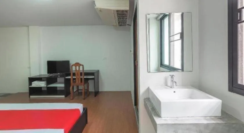 Bed in OYO 935 The Palm Apartment