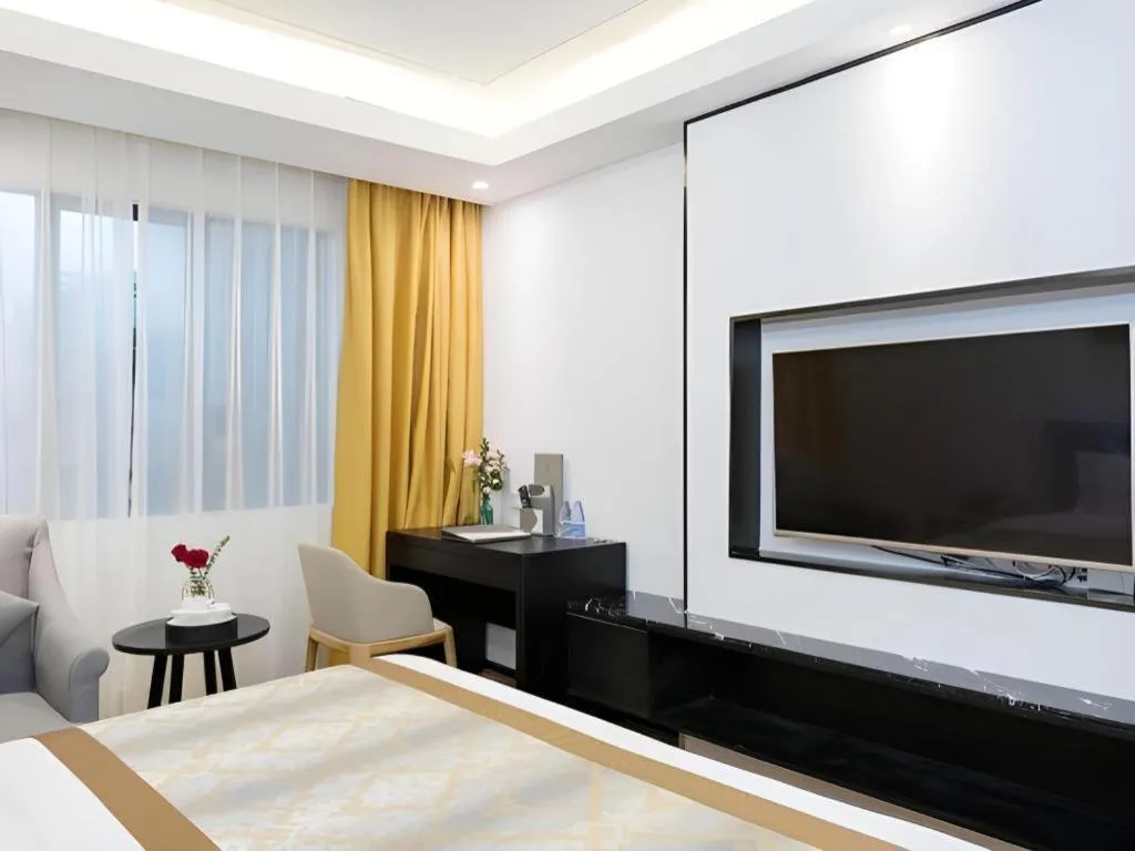 Bed in Golden Central Hotel Shenzhen