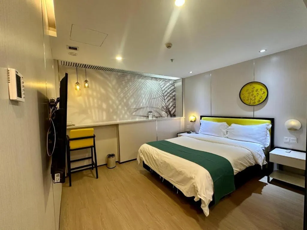 Bed in Golden Central Hotel Shenzhen