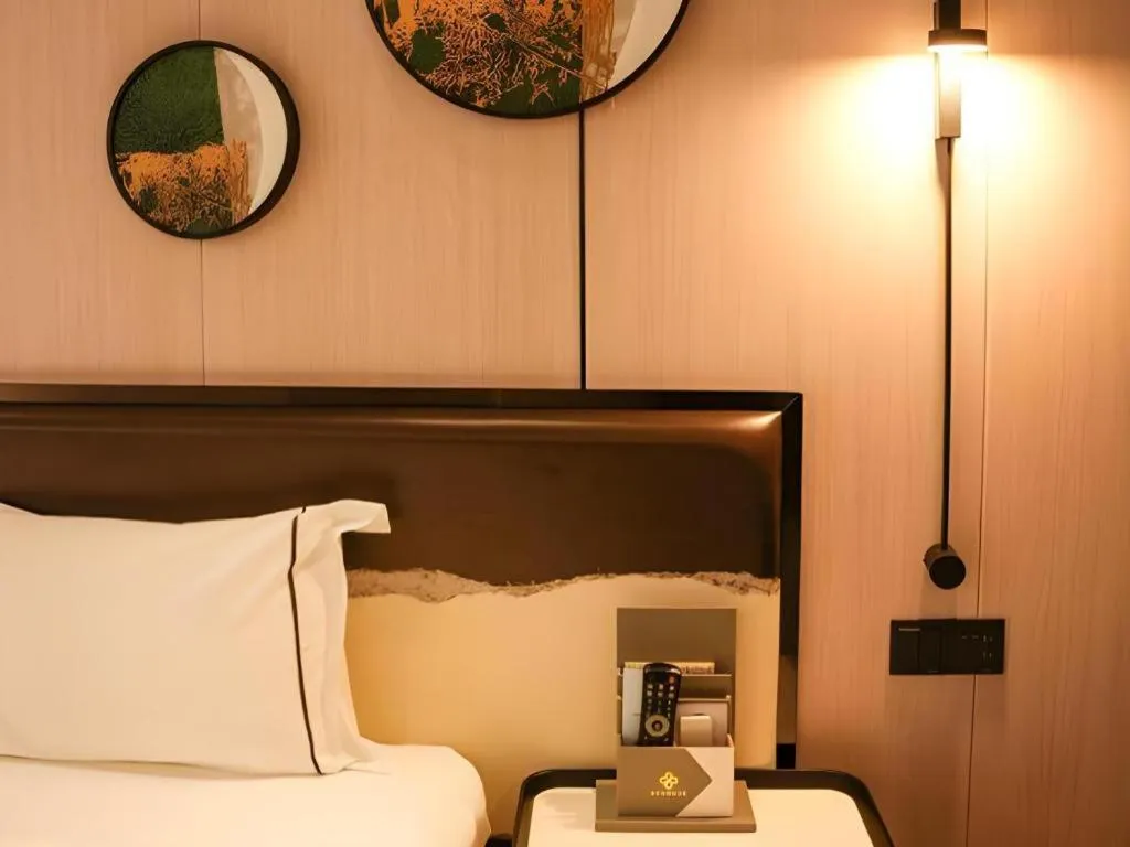 Bed in Golden Central Hotel Shenzhen