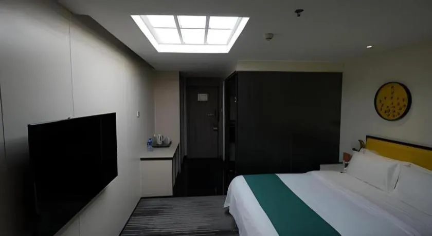 Bed in Golden Central Hotel Shenzhen