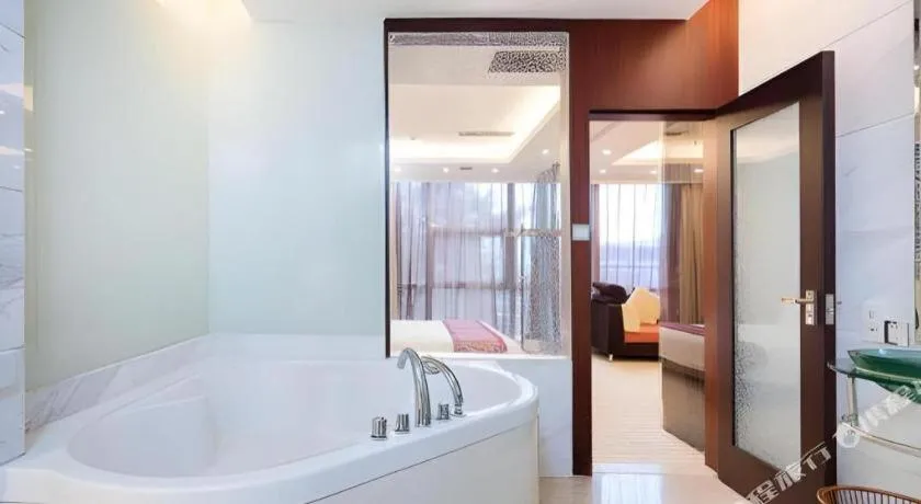 Bed in Golden Central Hotel Shenzhen