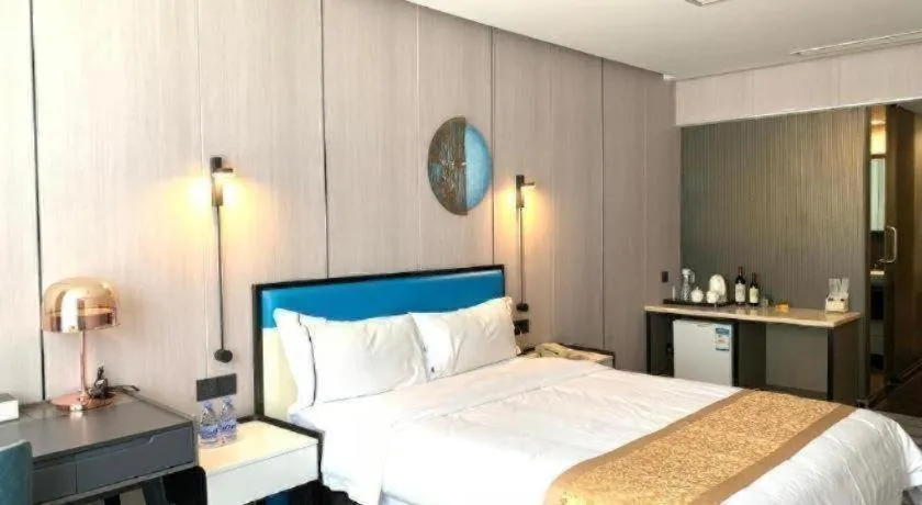 Bed in Golden Central Hotel Shenzhen