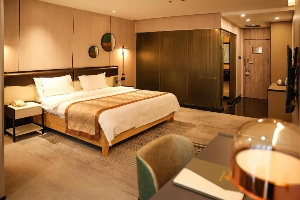 Bed in Golden Central Hotel Shenzhen