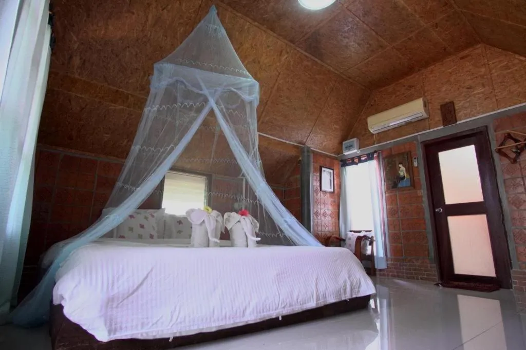 Bed in Banmaihom Resort Amphawa