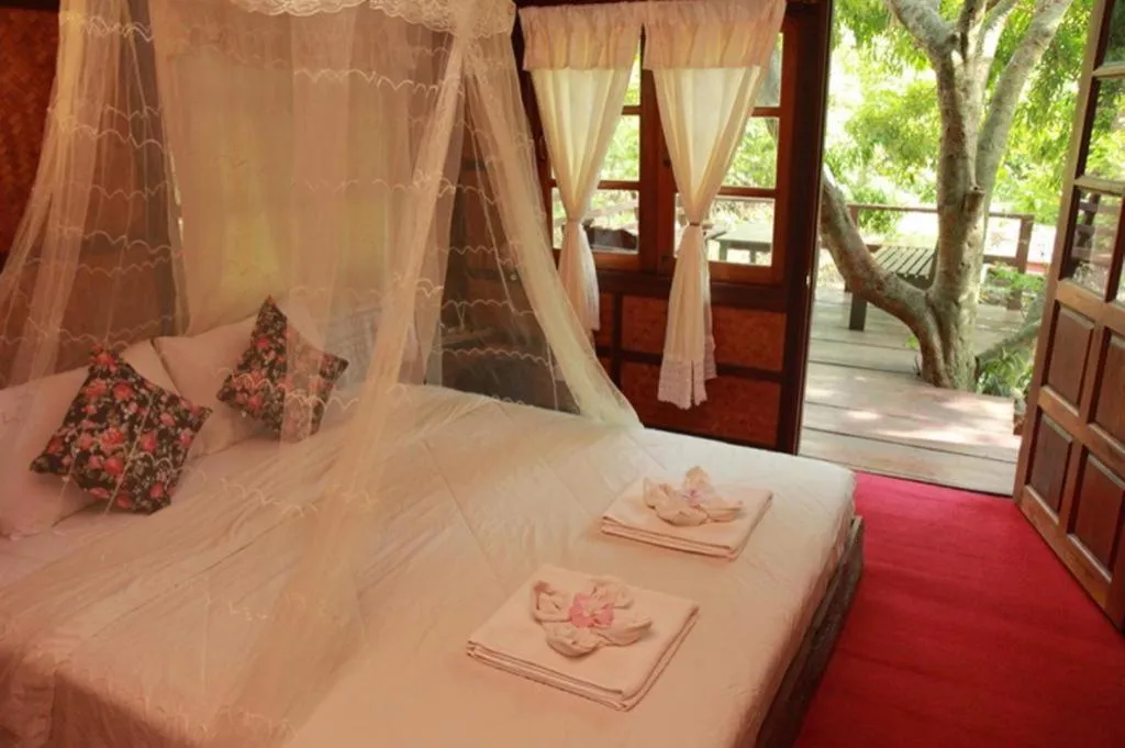 Bed in Banmaihom Resort Amphawa