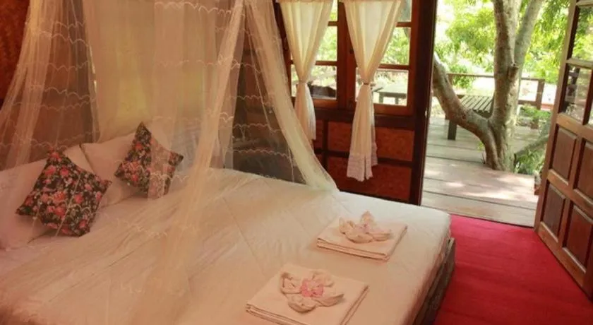 Bed in Banmaihom Resort Amphawa