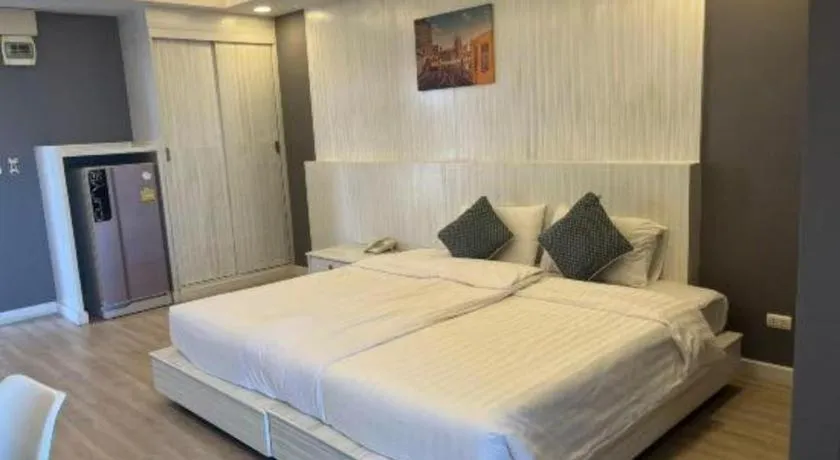 Bed in OYO 1126 Curve Boutique Pattaya