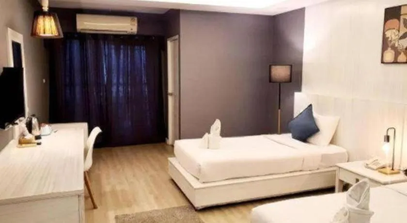 Bed in OYO 1126 Curve Boutique Pattaya