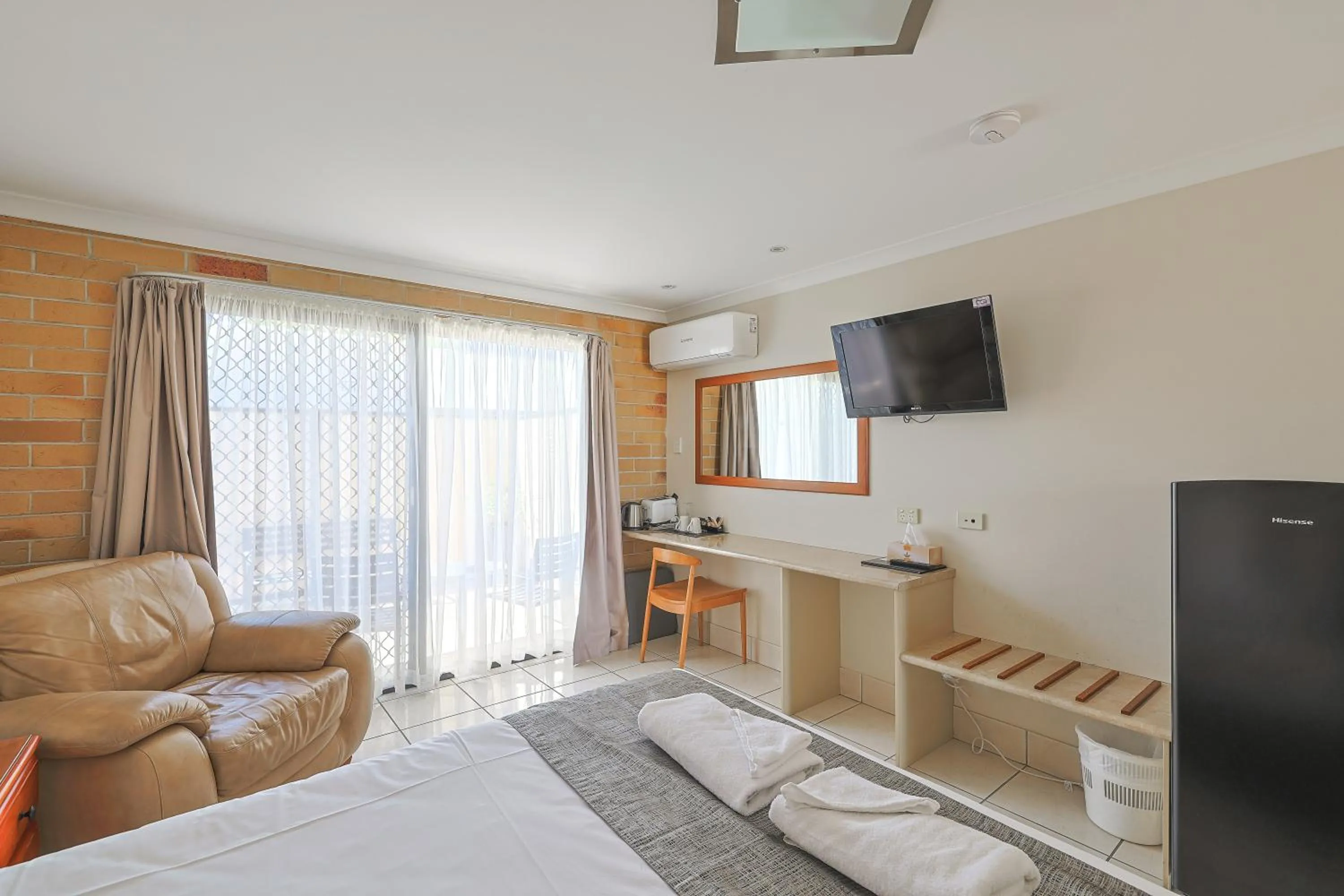 View (from property/room), Bed in Emerald Central Palms Motel