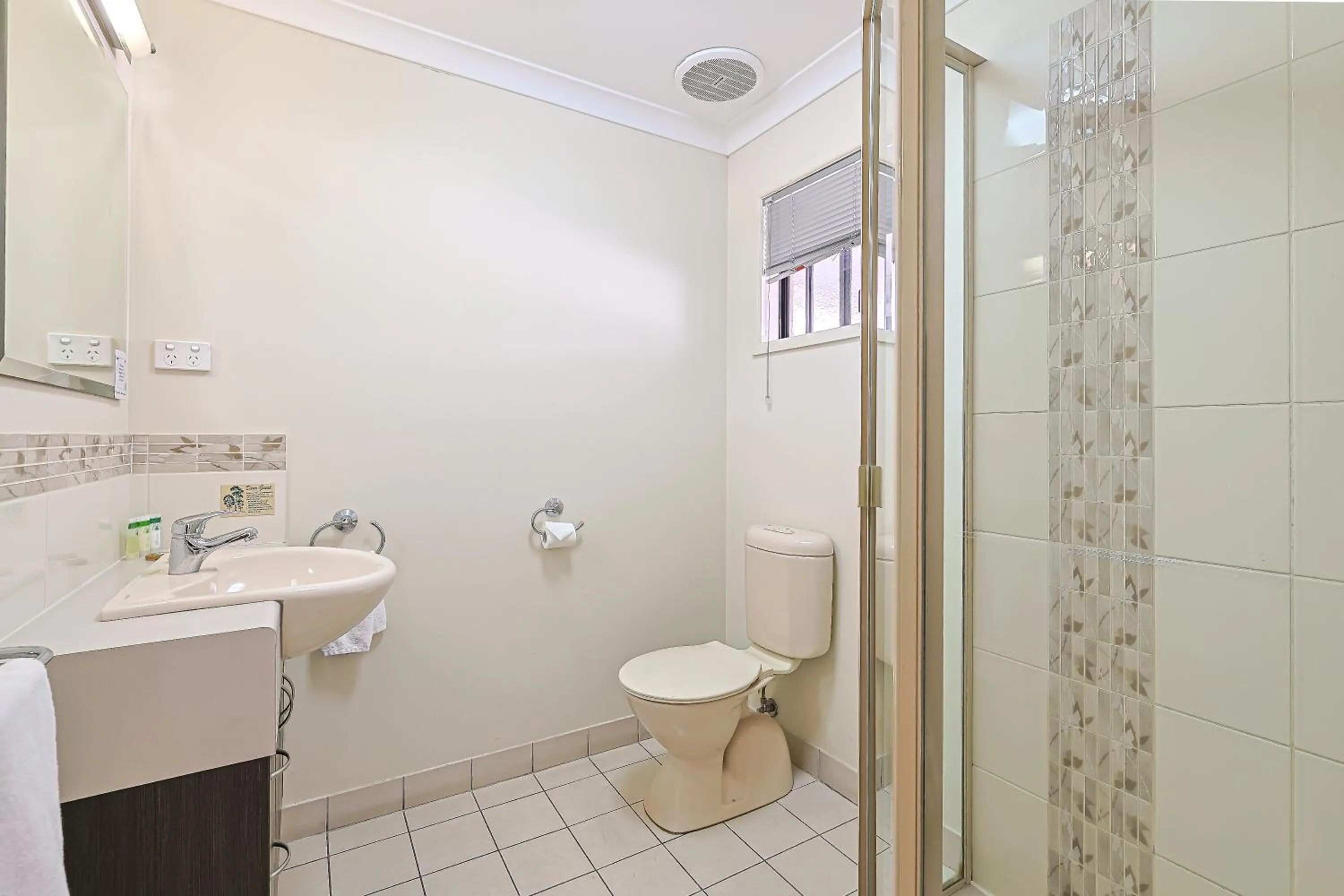 Bathroom in Emerald Central Palms Motel