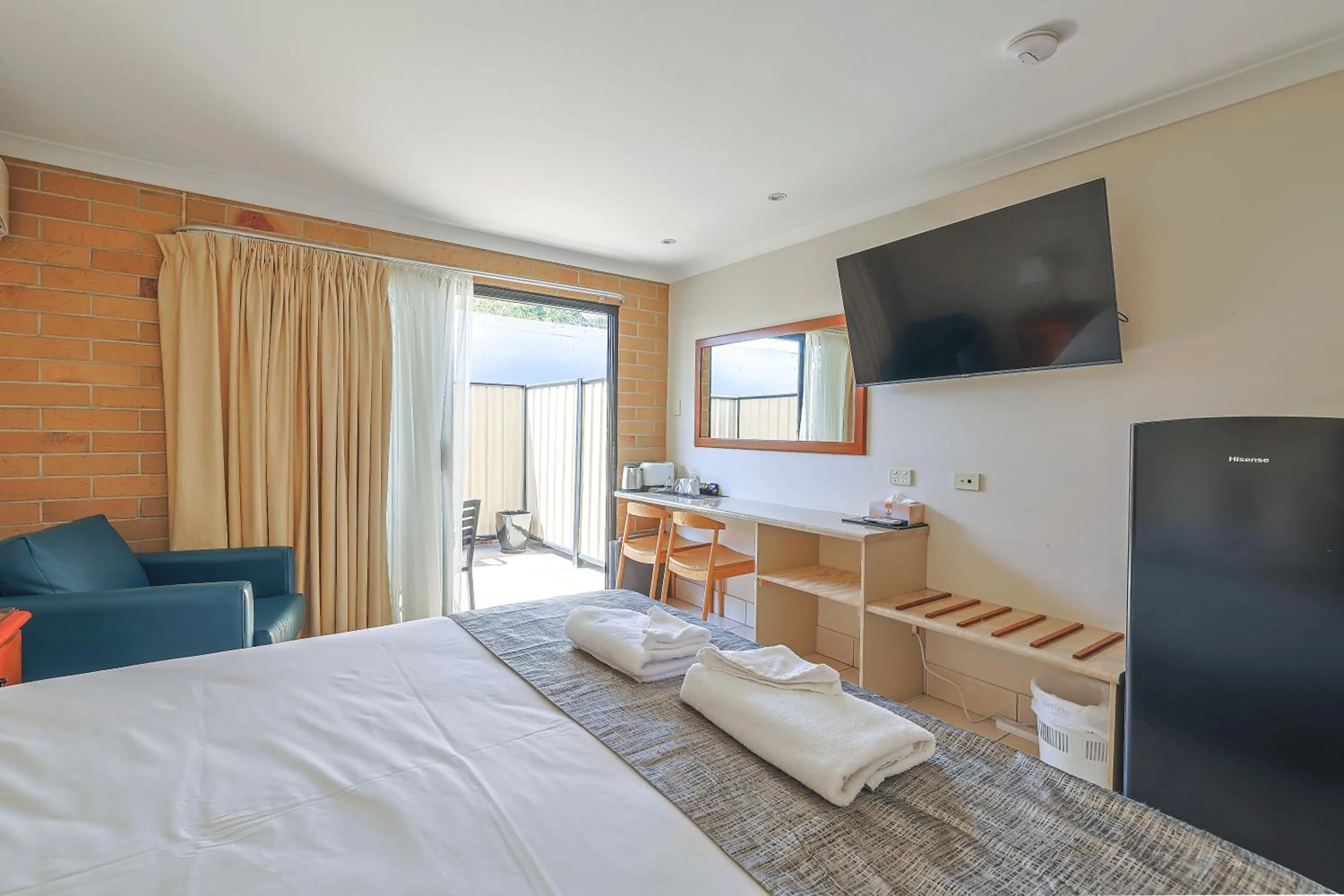 View (from property/room), Bed in Emerald Central Palms Motel