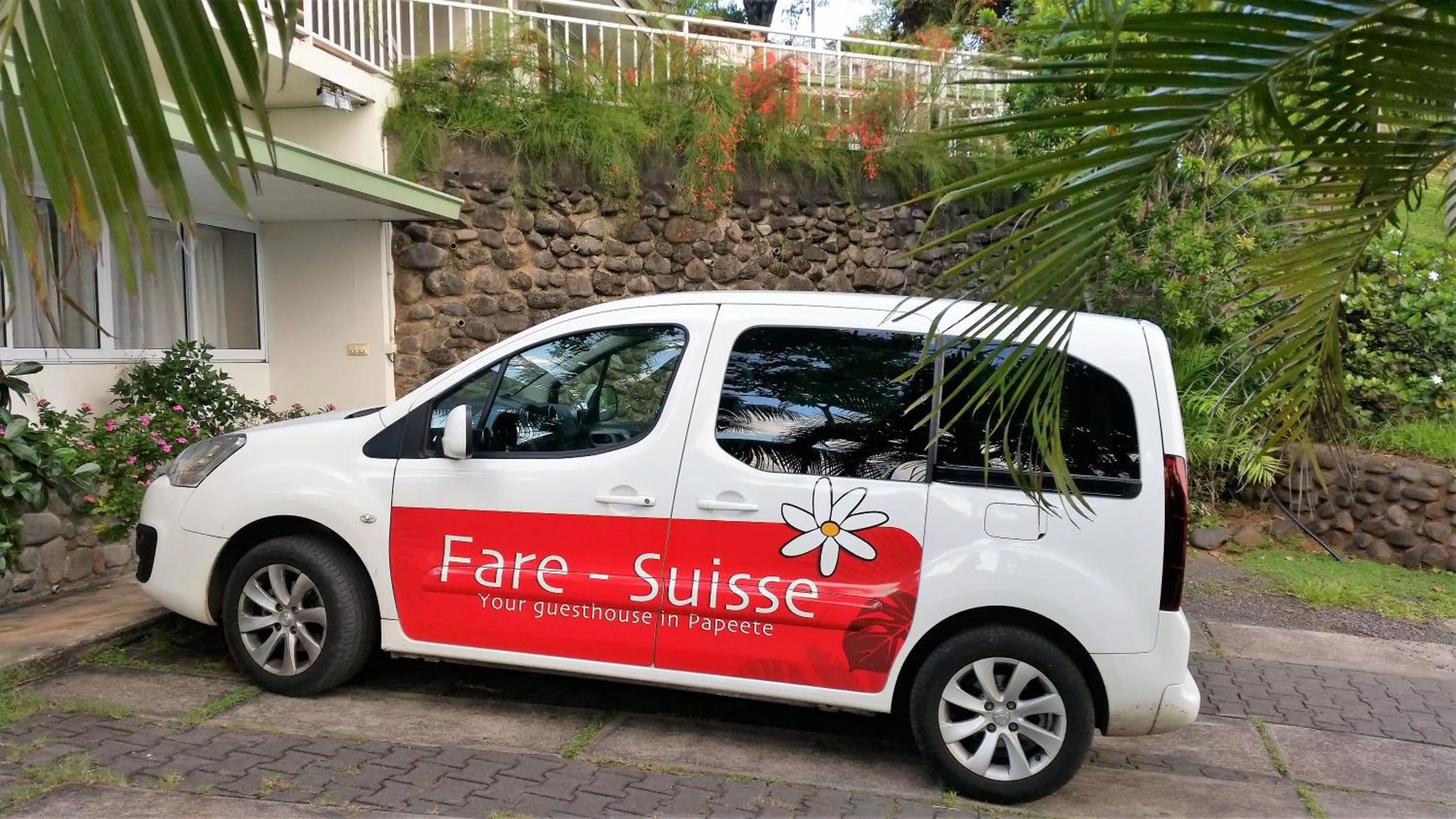 Facade/entrance in Fare Suisse Tahiti - Guesthouse