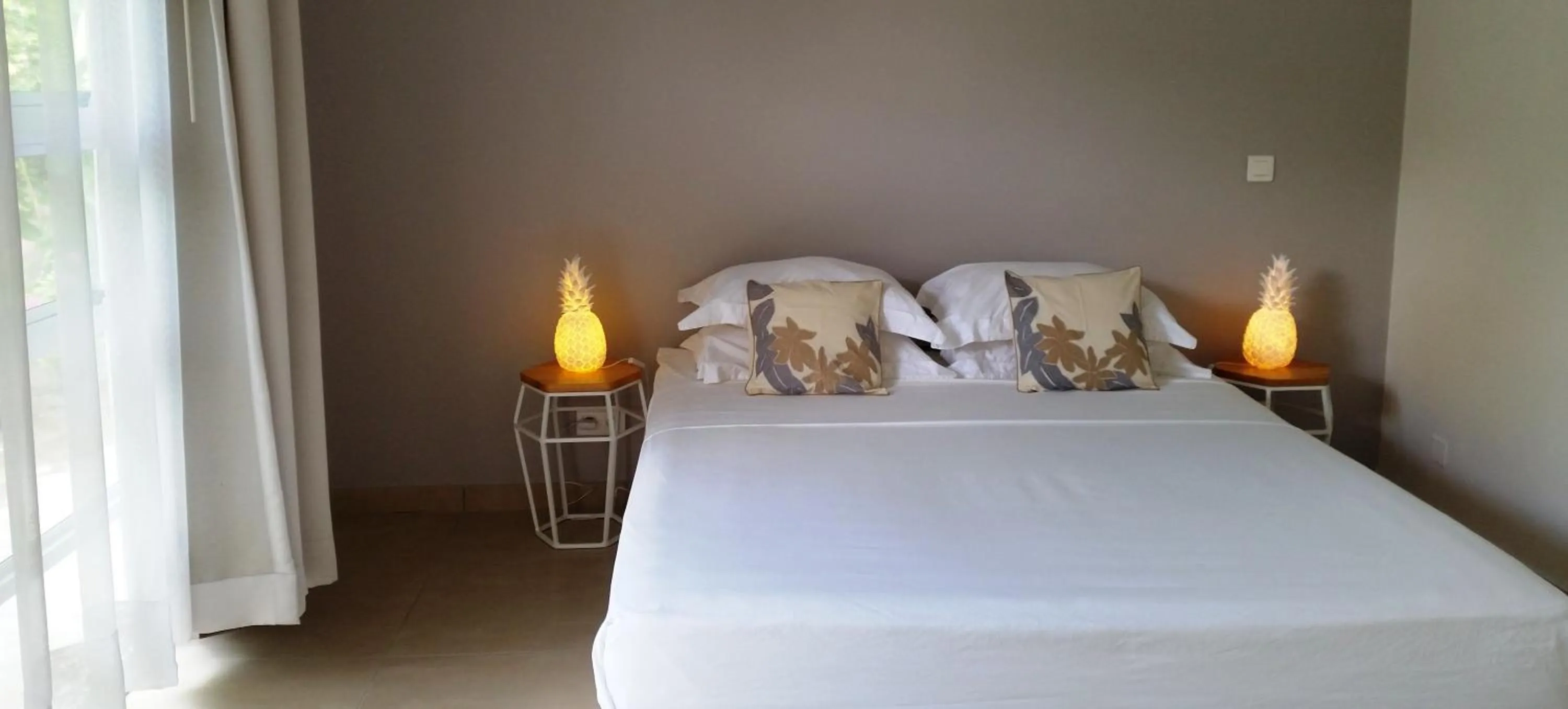 Bedroom, Bed in Fare Suisse Tahiti - Guesthouse