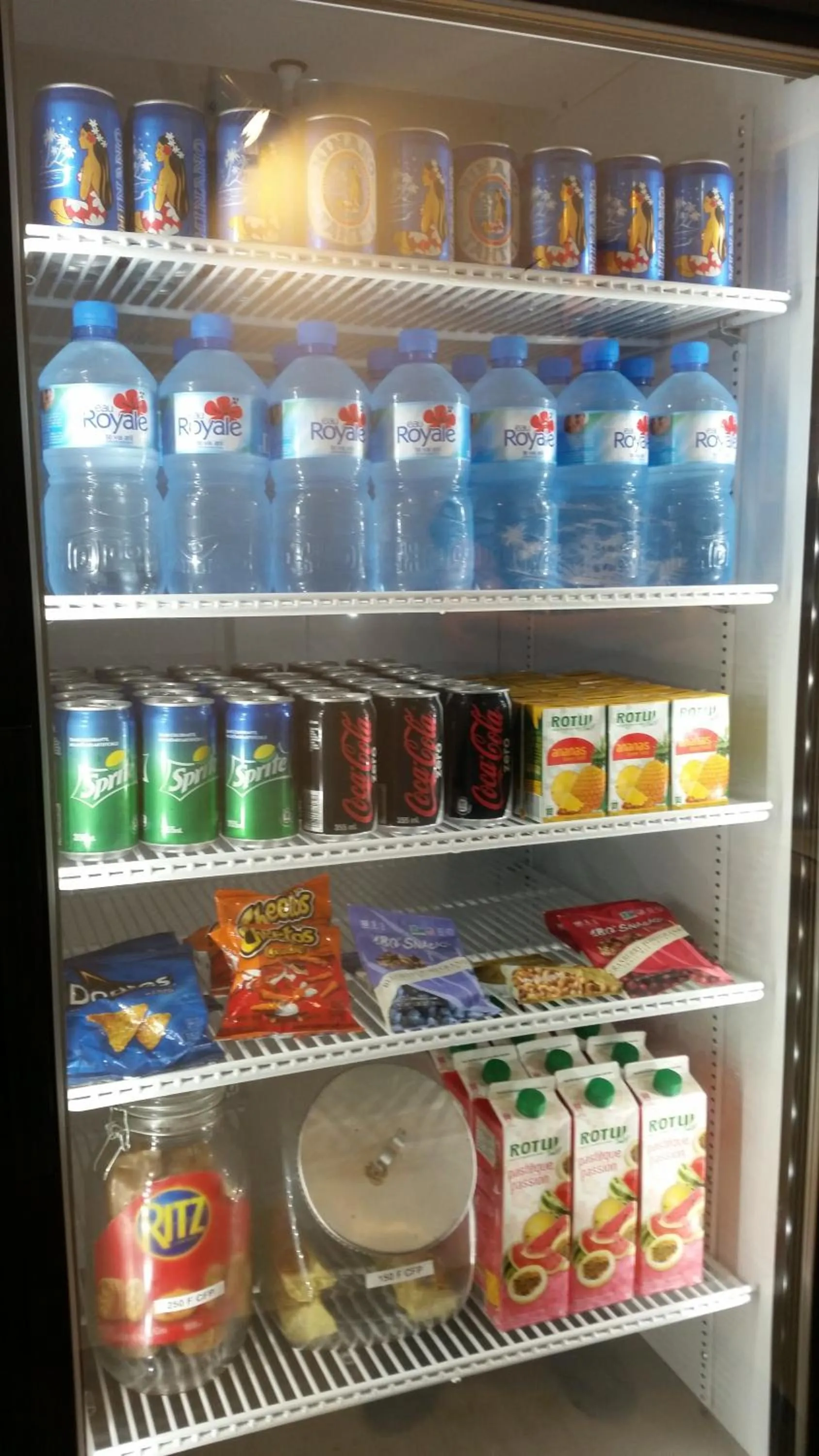 On-site shops in Fare Suisse Tahiti - Guesthouse