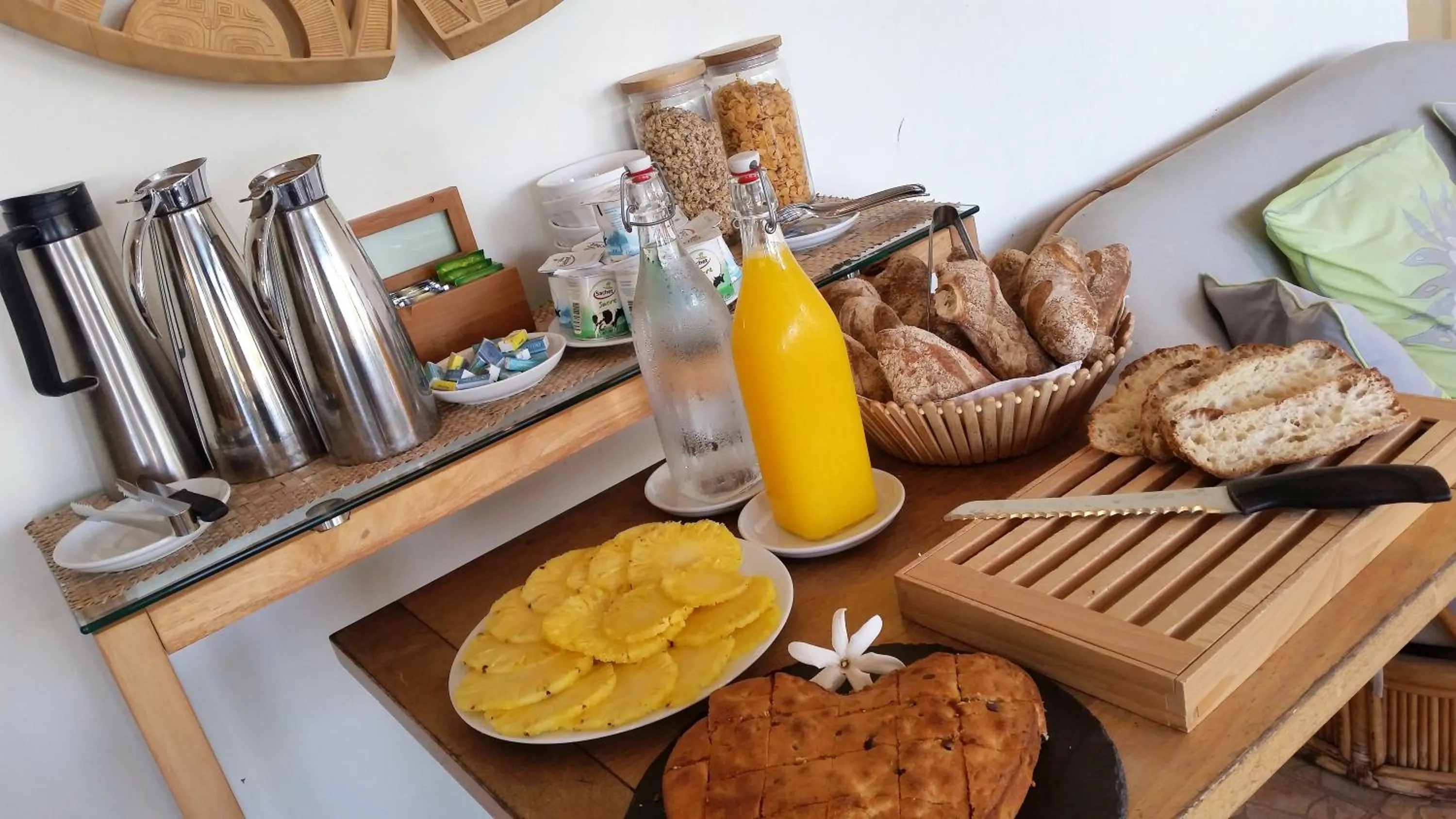 Continental breakfast in Fare Suisse Tahiti - Guesthouse