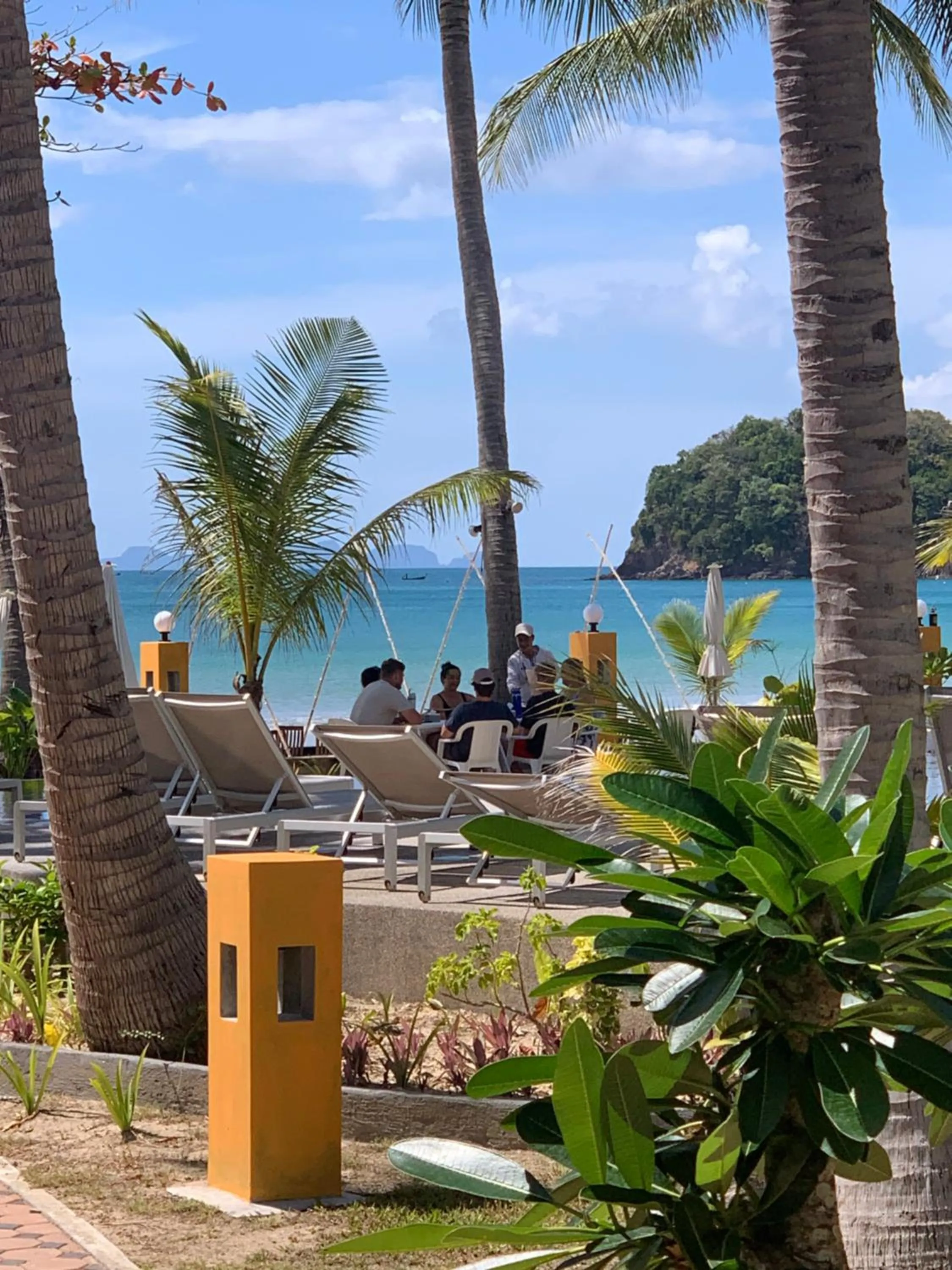 Restaurant/places to eat in Noble House Beach Resort