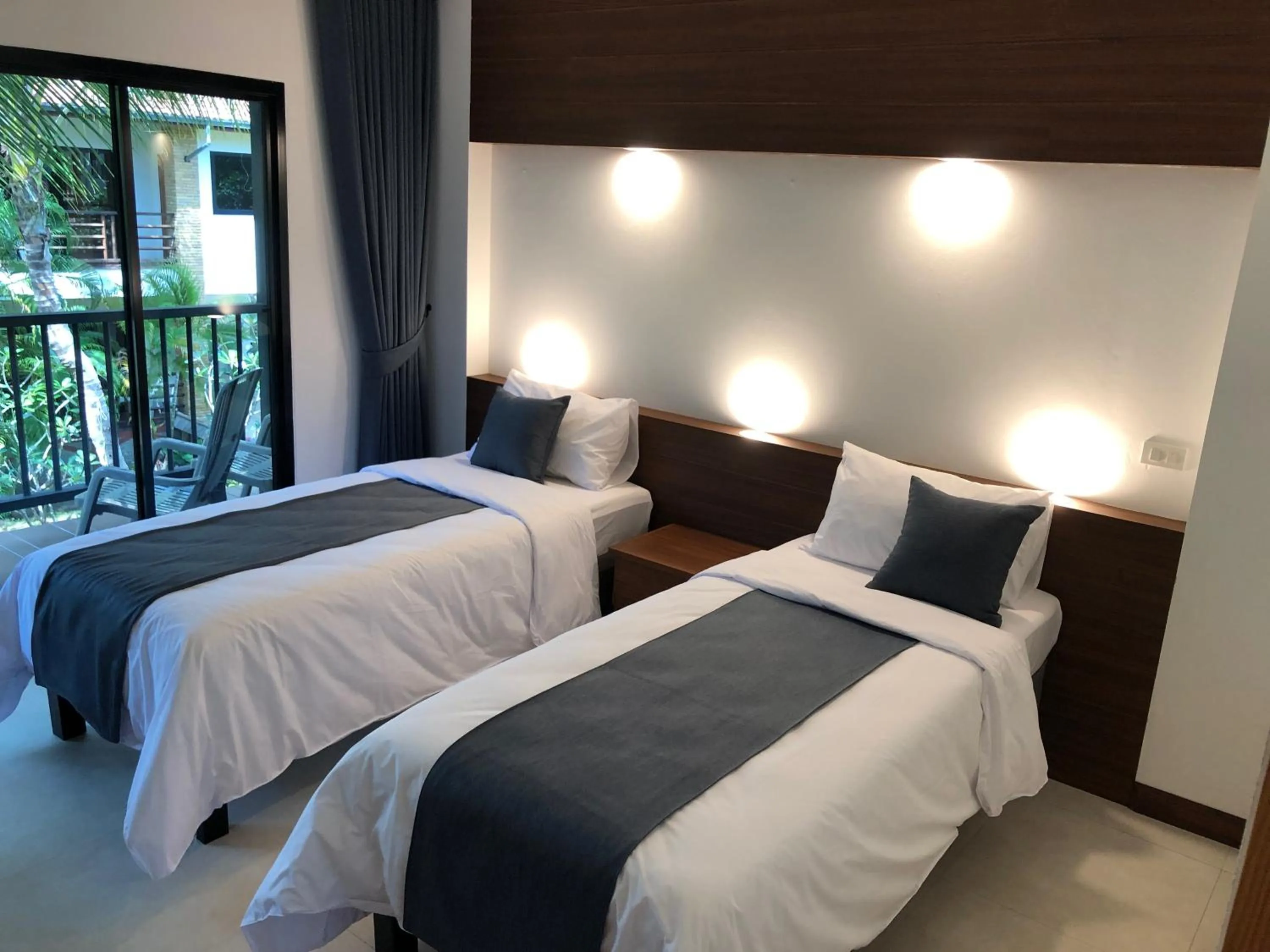 Bedroom, Bed in Noble House Beach Resort