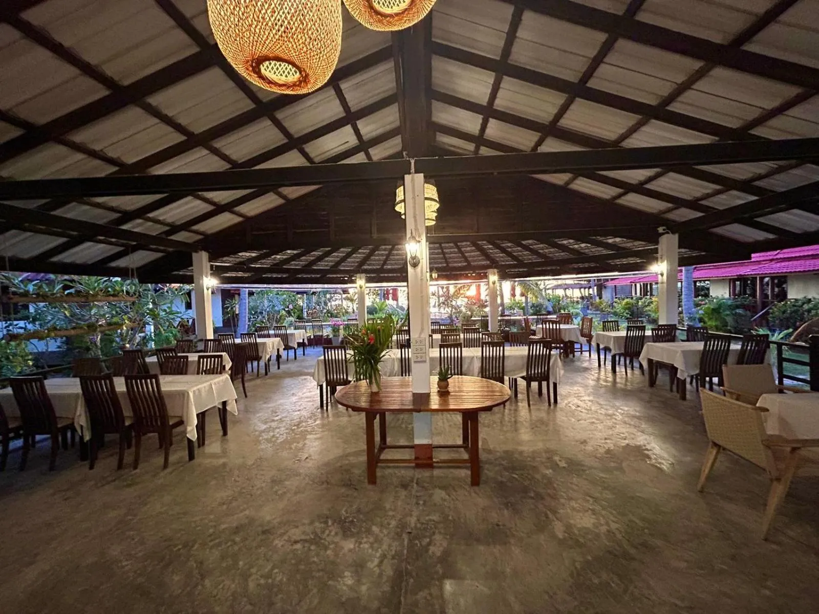 Restaurant/places to eat in Noble House Beach Resort
