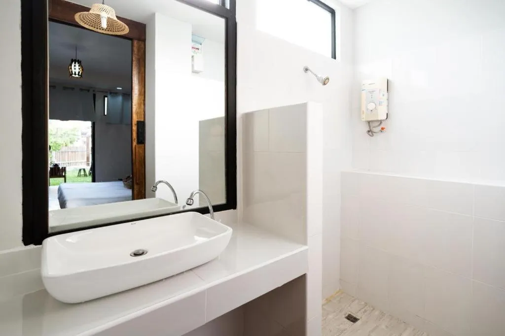 croissant hotel and cafe