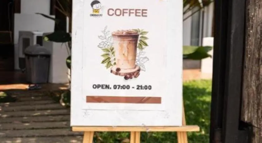 croissant hotel and cafe