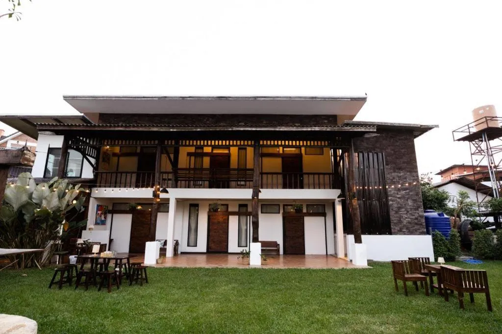 croissant hotel and cafe