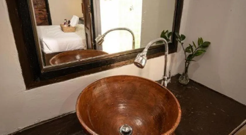 croissant hotel and cafe