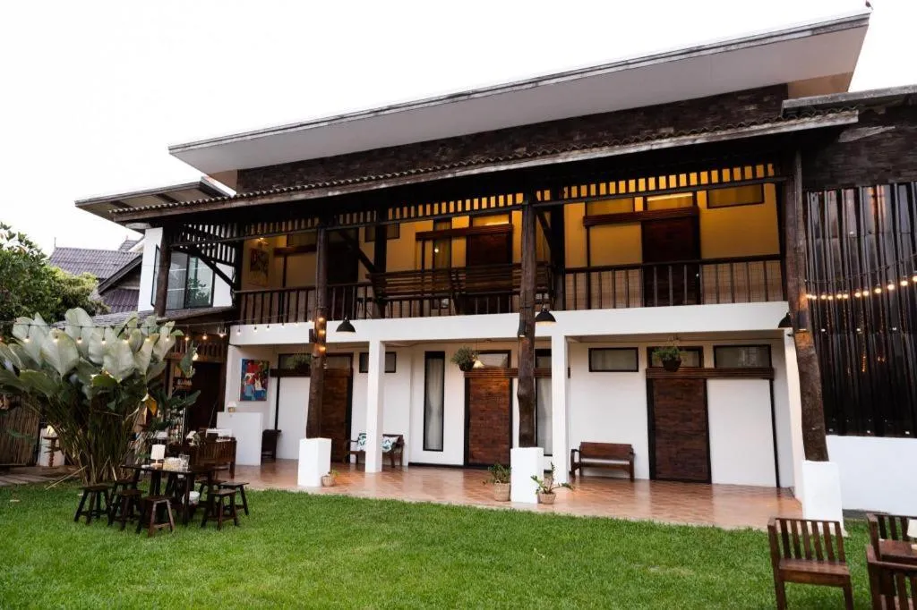 croissant hotel and cafe